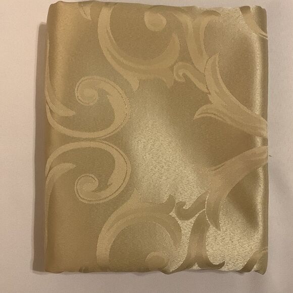 60 x 84 rectangle dining room table cloths. Beautiful cream with textured detail - Picture 4 of 5